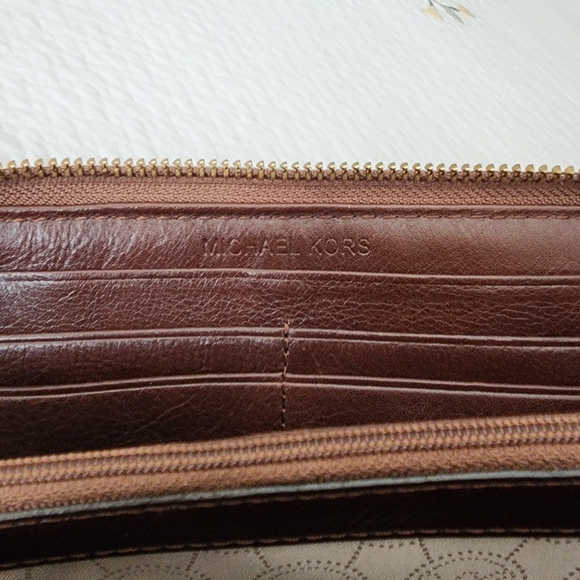 🚫SOLD🚫 MK Michael Kors Continental Signature Fabric Logo Wallet Zip Around - Picture 4 of 11